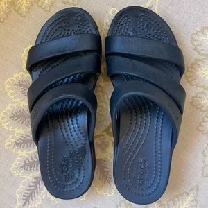 Crocs black satrapy wedge sandal size 4W